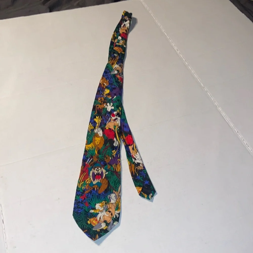 Vintage Warner Brothers 1993 Taz, Bugs Bunny, Sylvester and Tweetie necktie